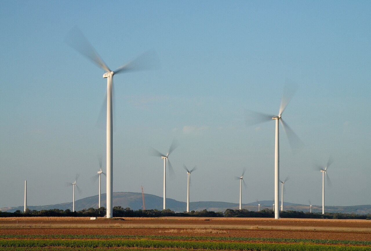 Windpark Höflein, Niederösterreich: Windräder über Feldern vor Hügelkette